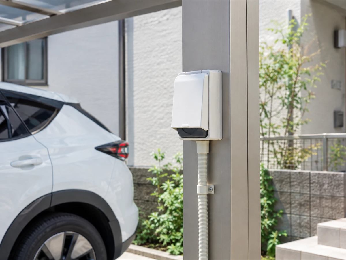カーポートの柱に取り付けた、ふた付きの屋外用EV充電用コンセント